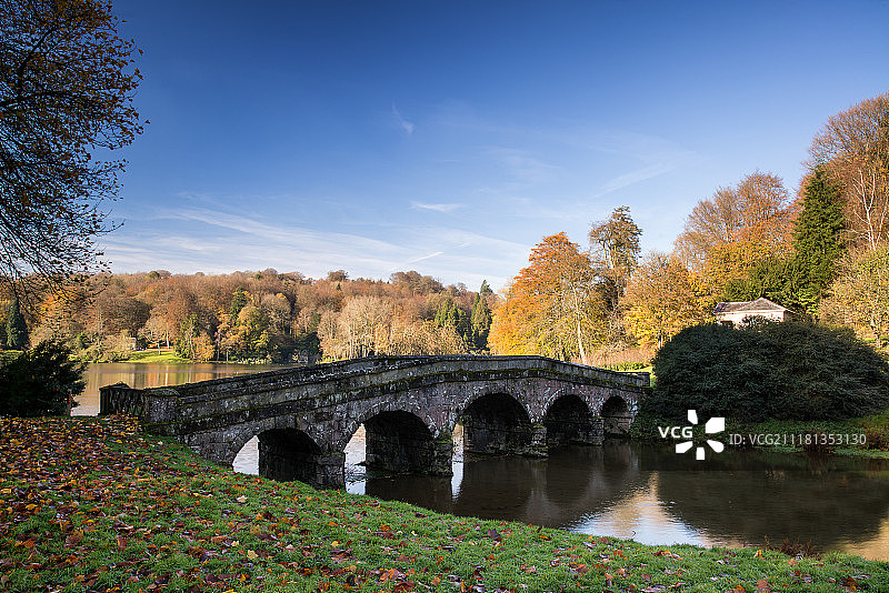 秋季斯图尔海德花园主湖上的桥梁图片素材