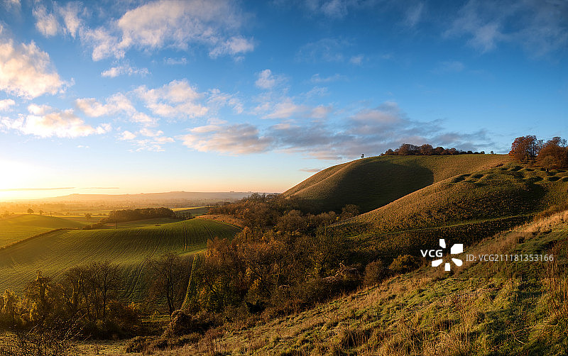 秋季乡村景观上的美丽日出图片素材