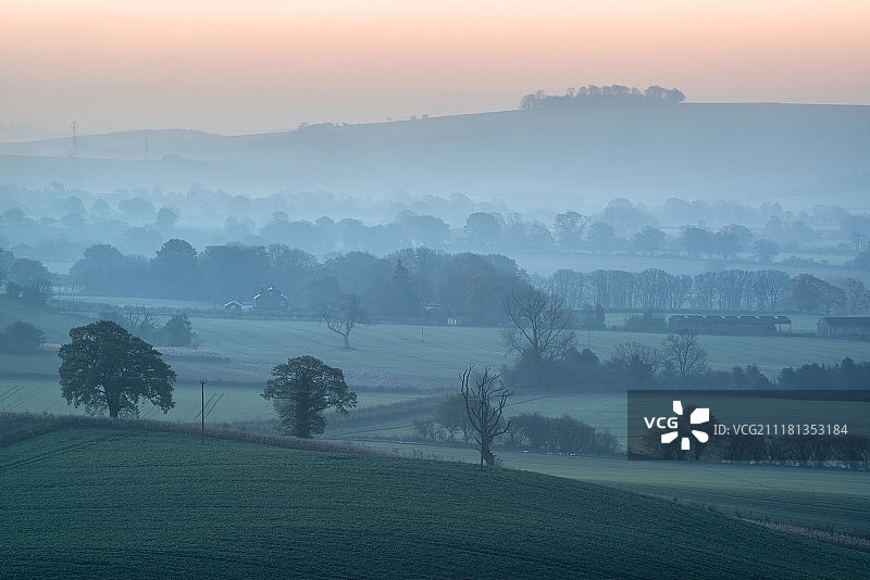 雾气弥漫的乡村日出美景图片素材