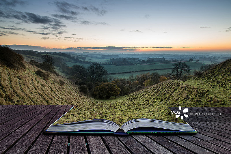 书籍概念：美丽的乡村雾景日出图片素材