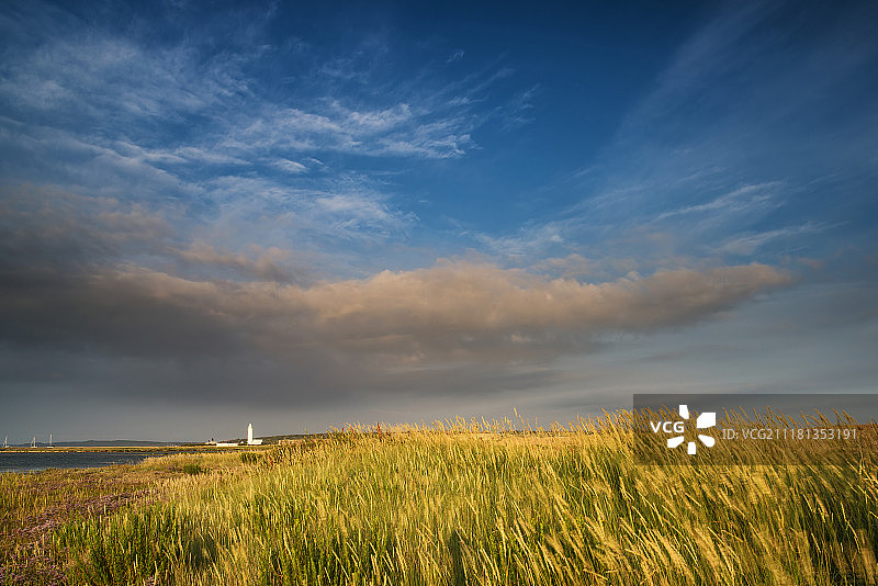 暴风雨日落下的灯塔景观图片素材
