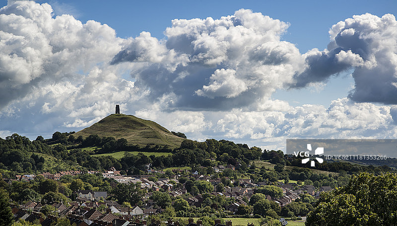 夏日格拉斯顿伯里山丘的风景图片素材