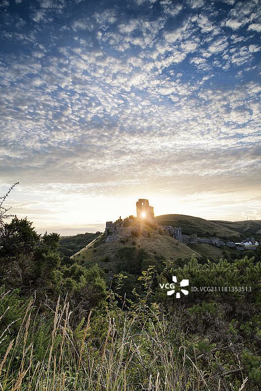 中世纪城堡遗址上的壮丽日出景观图片素材