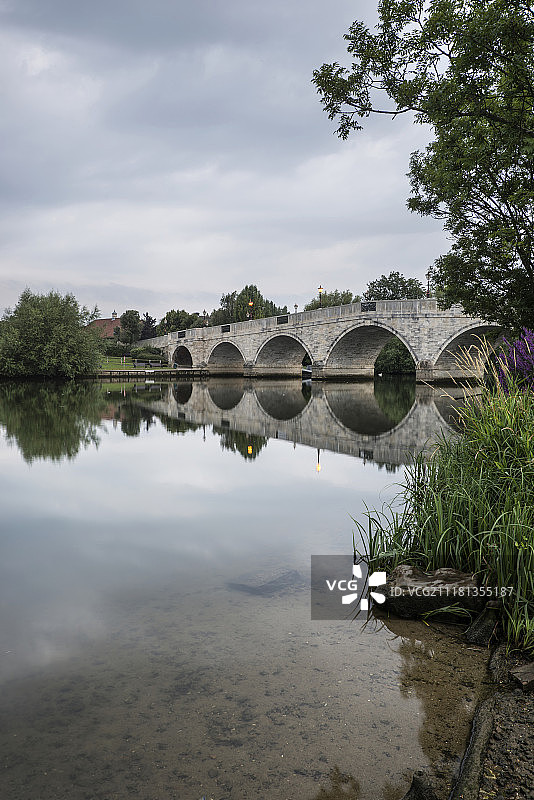伦敦泰晤士河上的切尔西桥清晨景色图片素材
