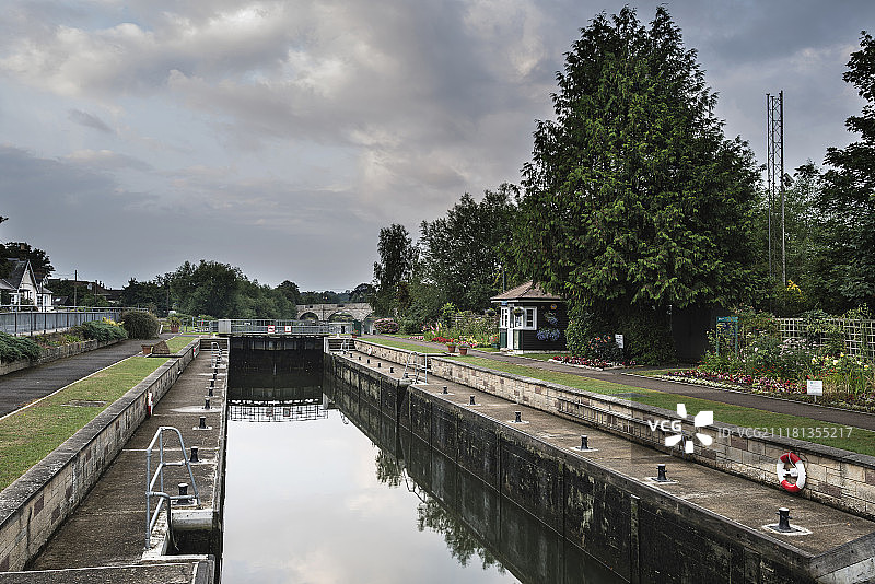 伦敦泰晤士河上的切尔西水闸和堰清晨景观图片素材
