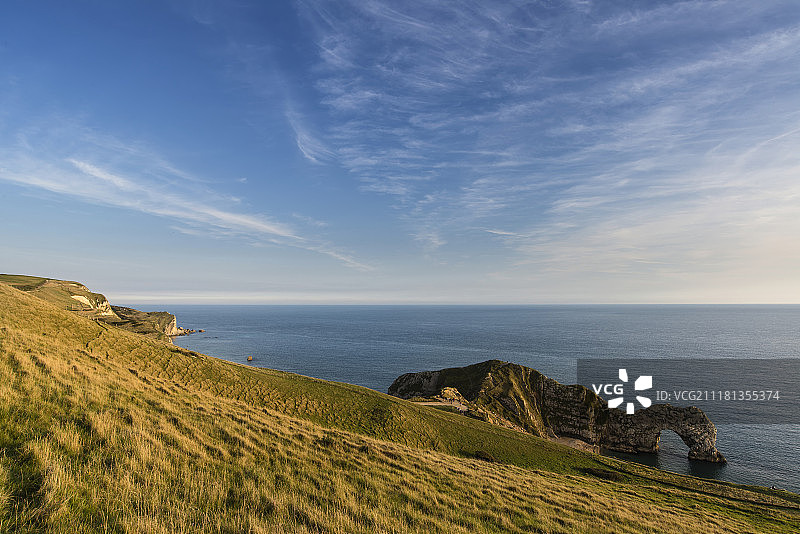 日落时分迷人的天然海湾海岸景观，天空绚丽图片素材