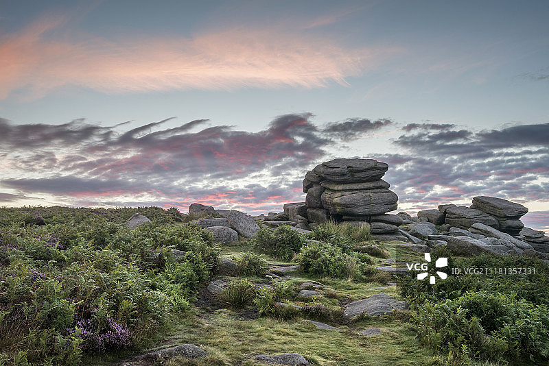 英格兰峰区希格·托尔夏季美丽的黎明日出景观图片素材