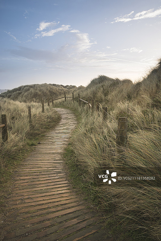 沙丘系统和木板路日出景观图片素材