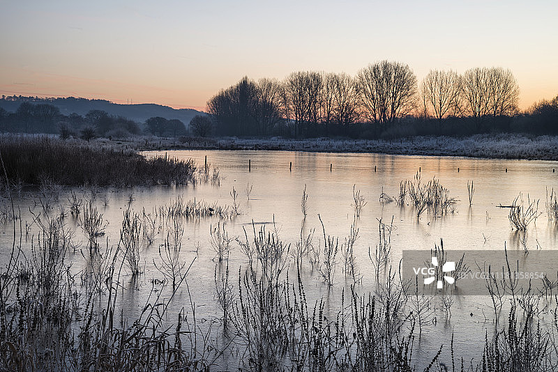 英国乡村结霜冰冻湖面日出美景图片素材
