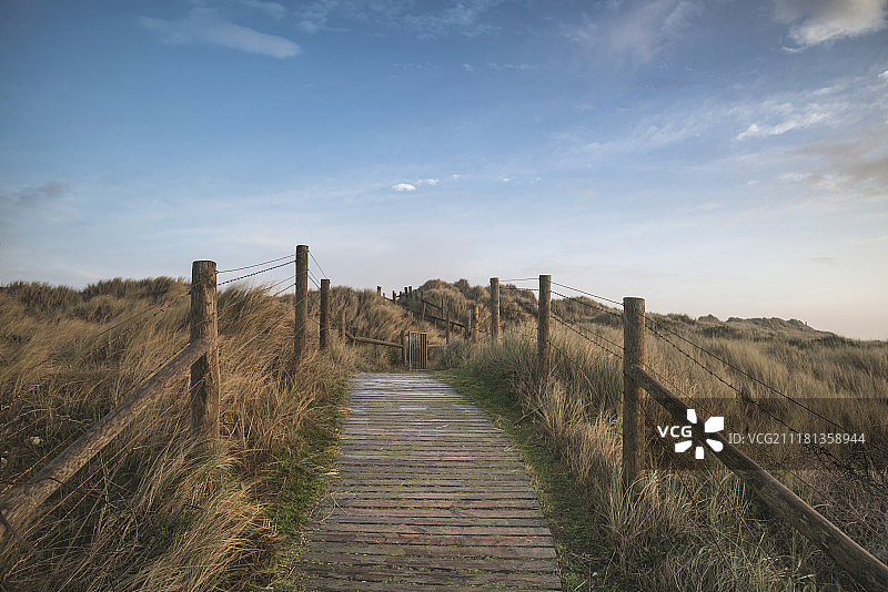 沙丘系统和木板路日出景观图片素材