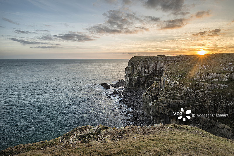 威尔士彭布罗克郡海岸圣高文岬悬崖的壮丽景色图片素材