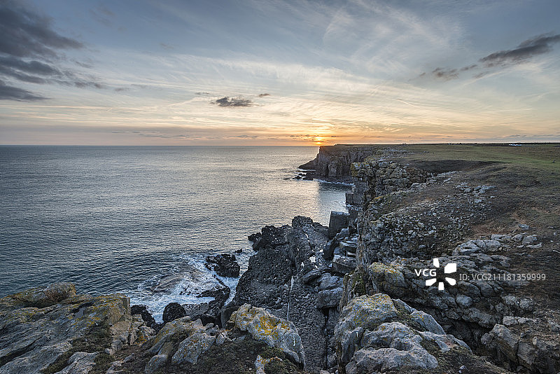 威尔士彭布罗克郡海岸圣高文岬悬崖的壮丽景色图片素材