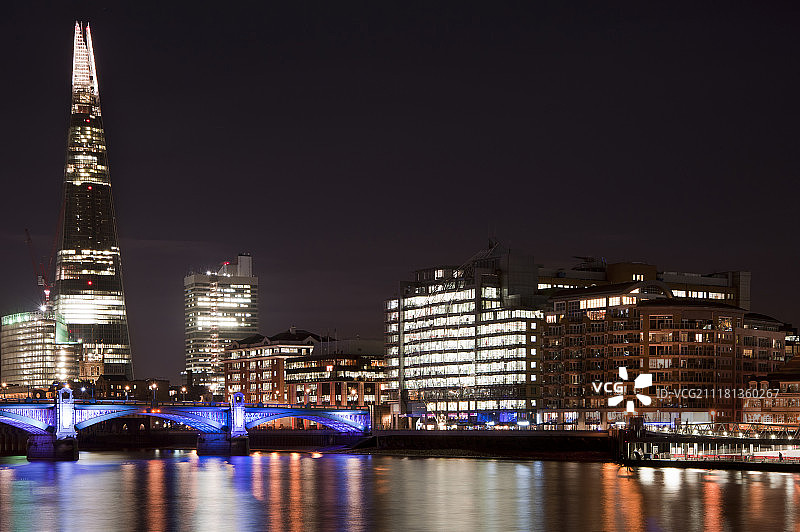 英格兰伦敦碎片大厦夜景，泰晤士河上布莱克法尔桥图片素材
