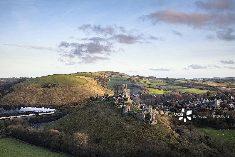 秋日阳光下梦幻般的中世纪城堡遗址图片素材