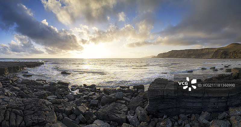 MGB501415。海景。多塞特郡白兰地湾的彩色日出全景图片素材