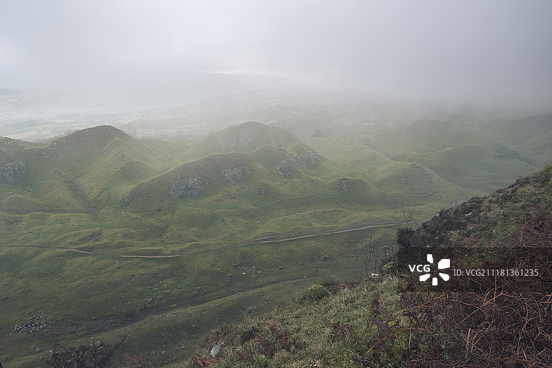 迷人秋季日出时分雾气笼罩的废弃采石场景观图片素材