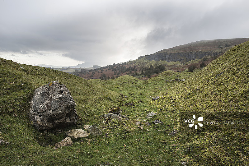 迷人秋季日出时分雾气笼罩的废弃采石场景观图片素材