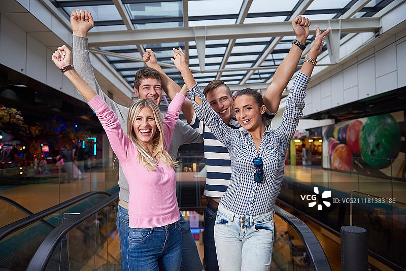 在购物中心玩耍的一群快乐朋友图片素材