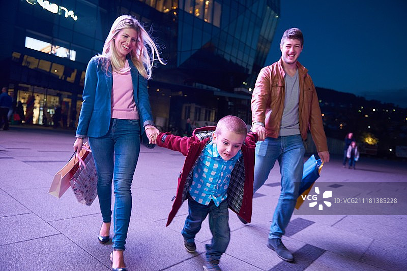 一群朋友一起享受购物之旅图片素材