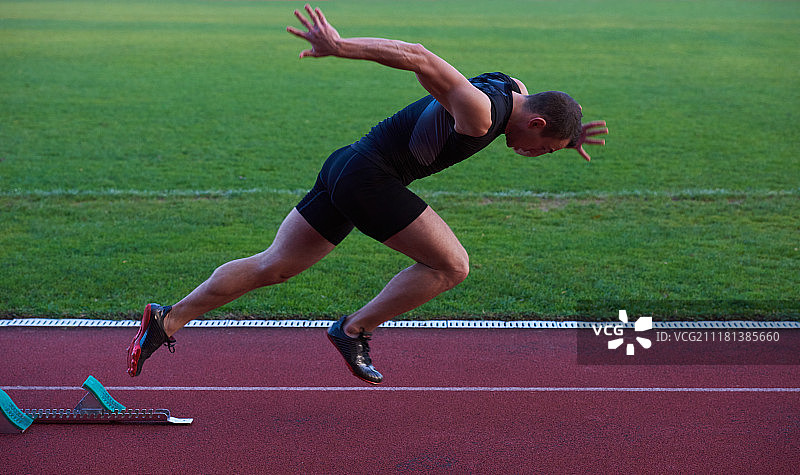 短跑运动员离开跑道上的起跑器，爆发式起跑图片素材