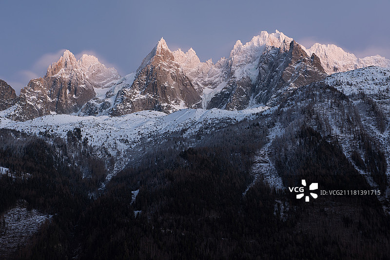 被白雪覆盖的法国阿尔卑斯山峰冬季夜景图片素材