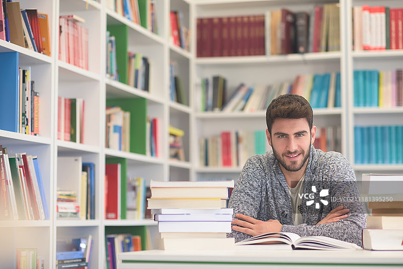 学生在图书馆阅读书籍的快乐 портрет，为考试学习，努力和坚持的概念。图片素材