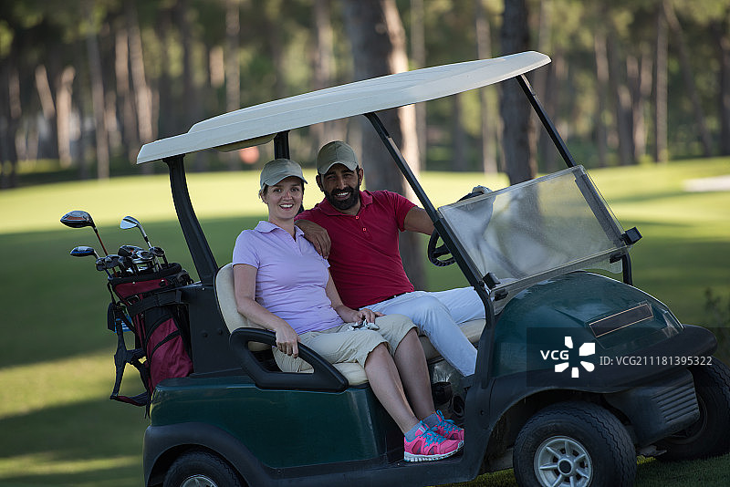 在在高尔夫球场上的情侣图片素材