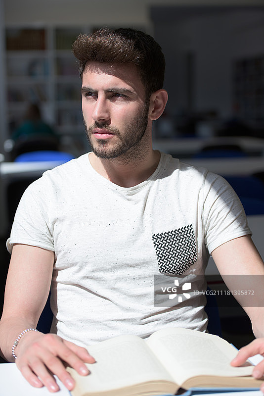 学生在学校图书馆读书，为考试学习功课，努力工作，坚持不懈图片素材