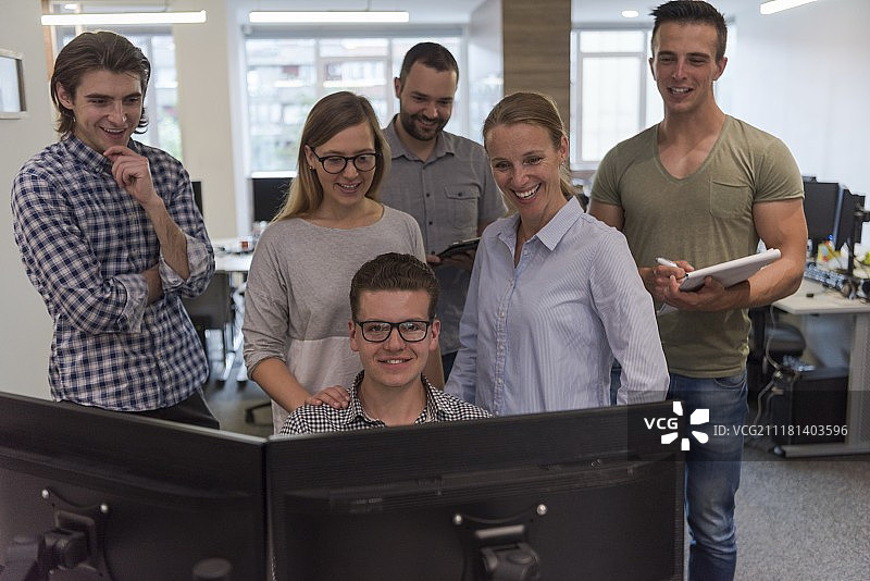 年轻创业团队在办公室工作图片素材