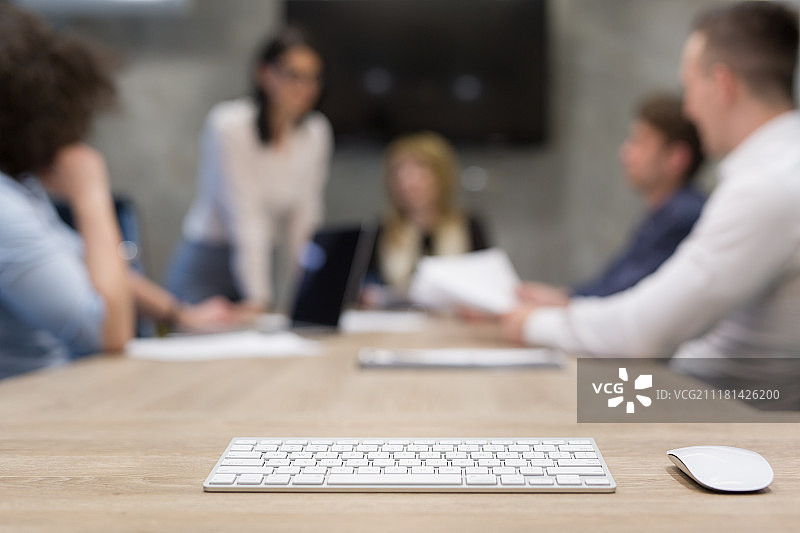 白色电脑鼠标和键盘特写图片素材