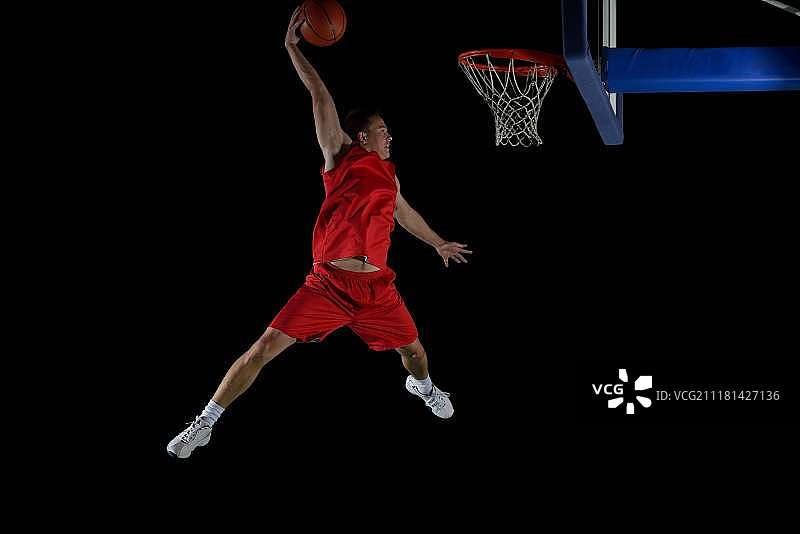 篮球游戏运动运动员在行动孤立在黑色背景图片素材