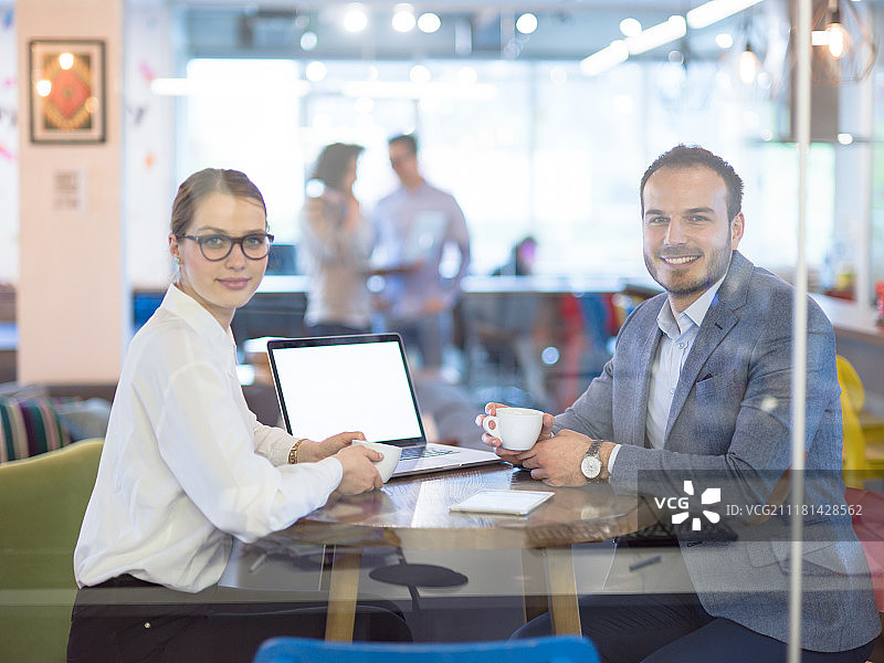 创意办公室创业公司员工使用笔记本电脑开会图片素材