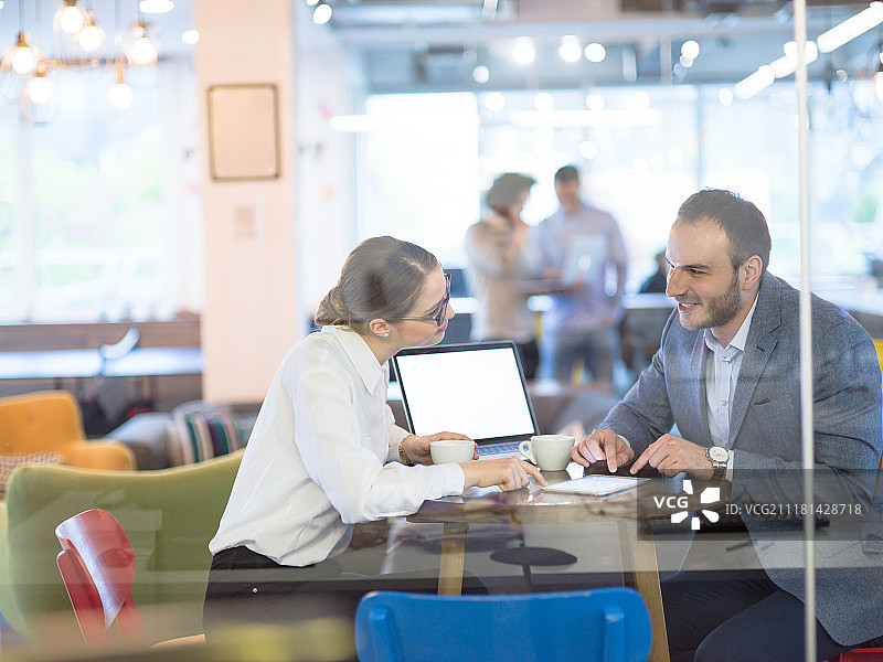 创意办公室创业公司员工使用笔记本电脑开会图片素材