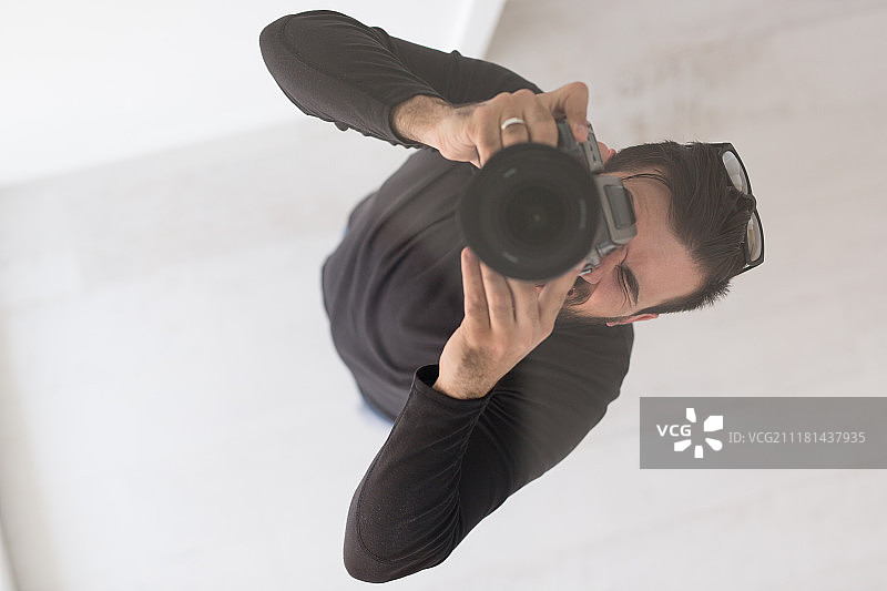 摄影师在豪华别墅拍照图片素材