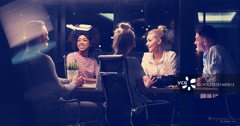 多元文化团队VR商务会议图片素材