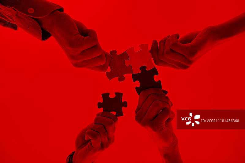 一起拼拼图的商务人士，代表团队合作和互助图片素材