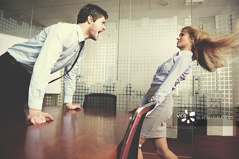 愤怒的商人对着办公室里的员工尖叫图片素材