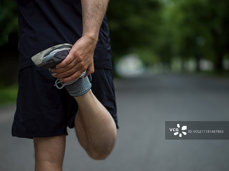 男人在早晨训练前热身和伸展运动图片素材
