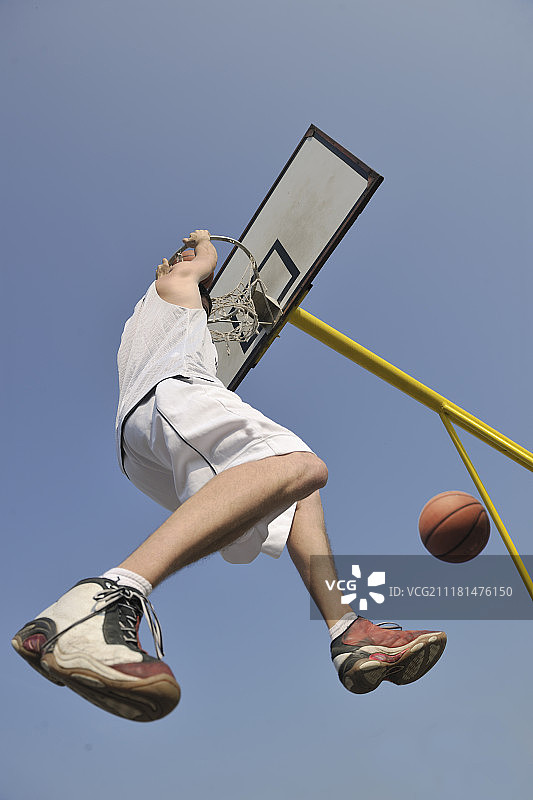 篮球运动员练习和篮球和运动运动员的概念图片素材