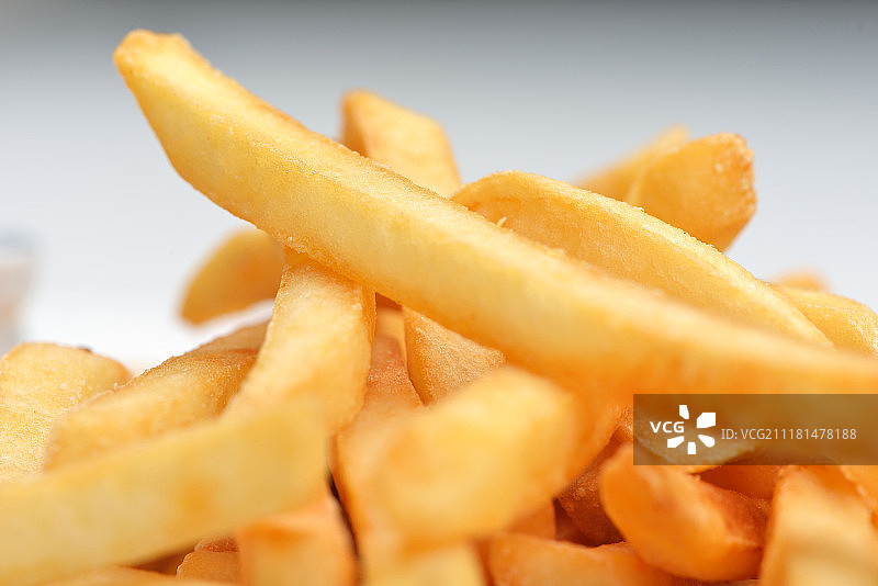 白色背景上的番茄酱薯条图片素材