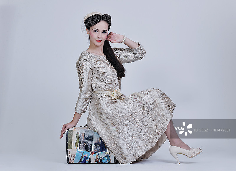 在工作室白色背景中身穿复古时尚婚纱的美丽年轻新娘图片素材