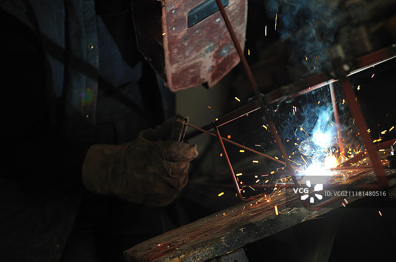 焊接机工人辛勤工作工业商业图片素材