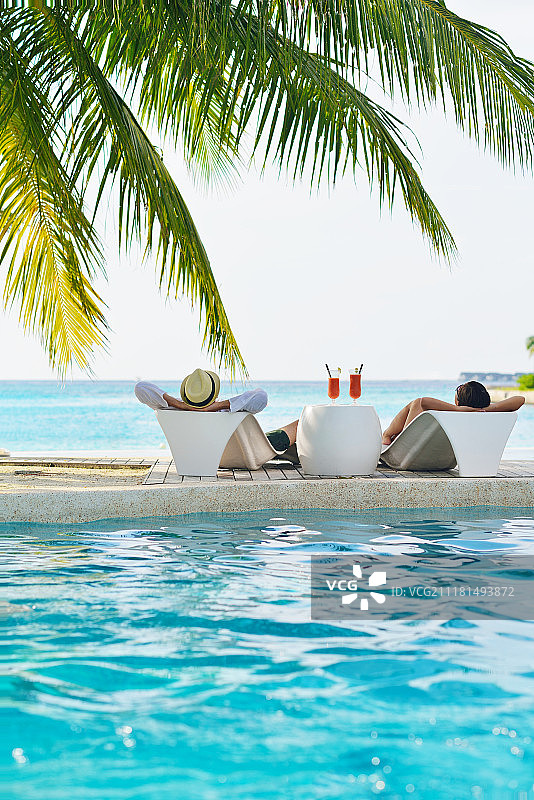 快乐的年轻情侣在美丽的海滩上奔跑和放松图片素材