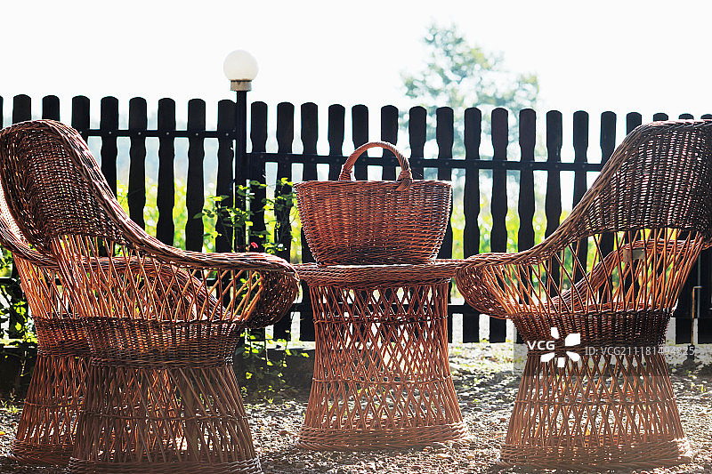 户外自然中的藤制家具和木制装饰瓶图片素材