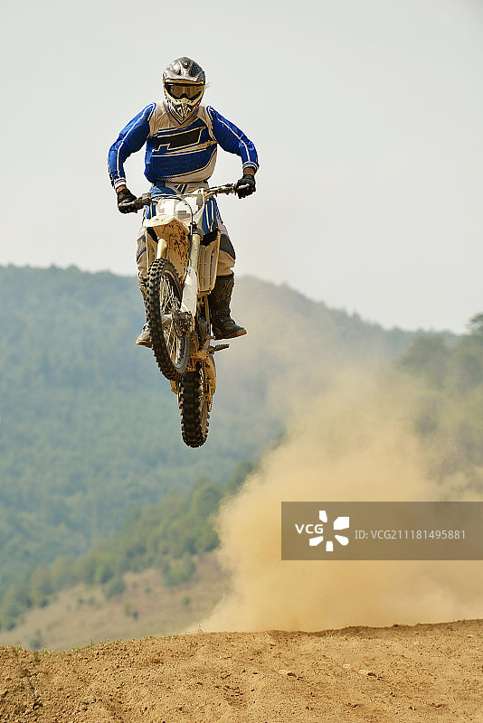 越野摩托车是一种代表速度和力量概念的极限男子运动图片素材