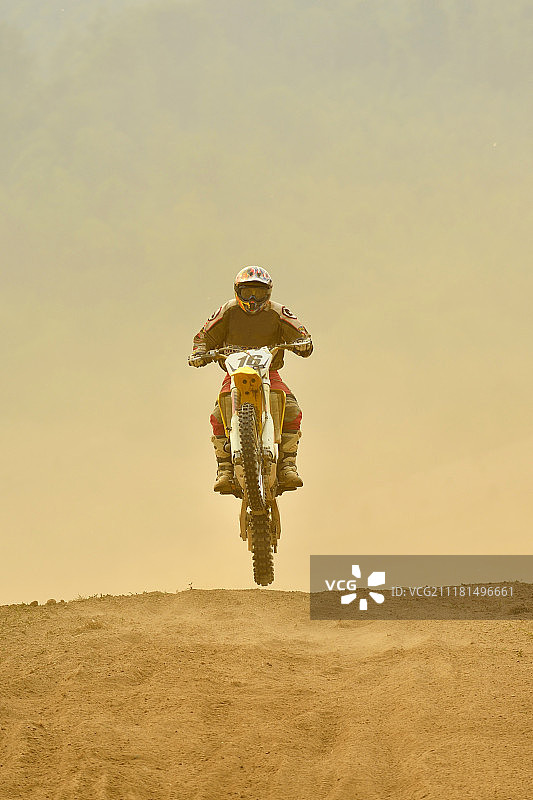 越野摩托车是一种代表速度和力量概念的极限男子运动图片素材