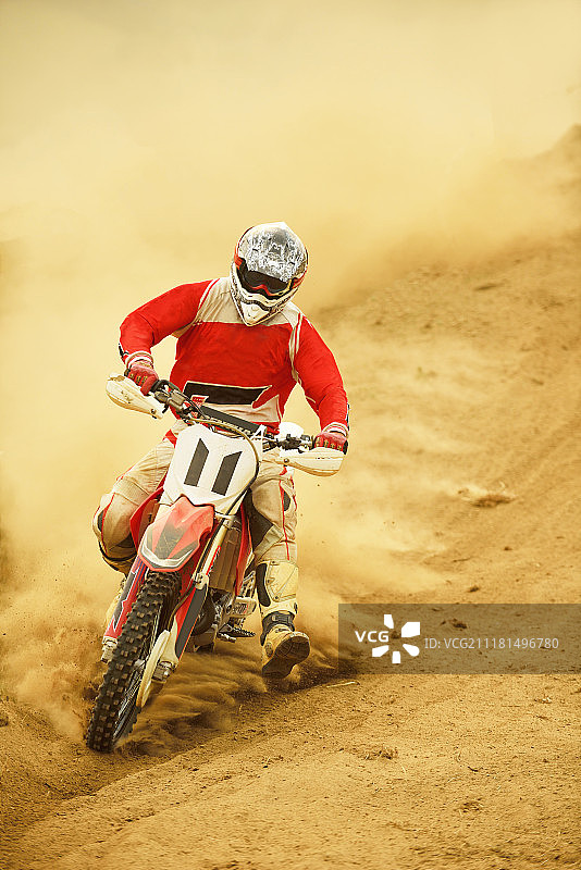 越野摩托车是一种代表速度和力量概念的极限男子运动图片素材
