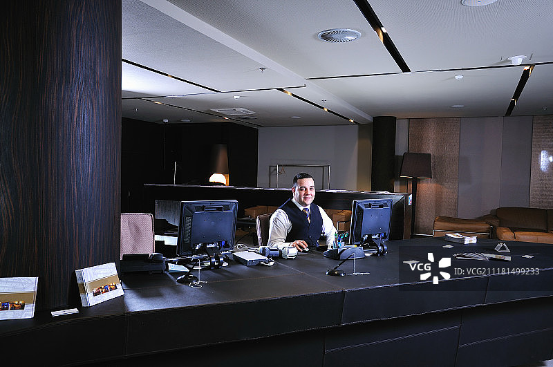 酒店接待员室内微笑服务图片素材