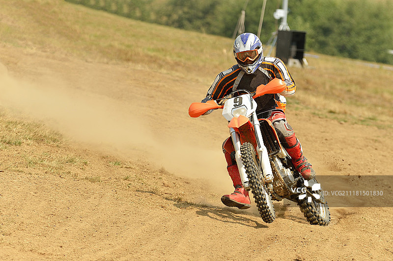 越野摩托车是一种代表速度和力量概念的极限男子运动图片素材