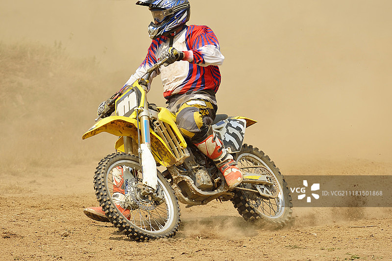 越野摩托车是一种代表速度和力量概念的极限男子运动图片素材